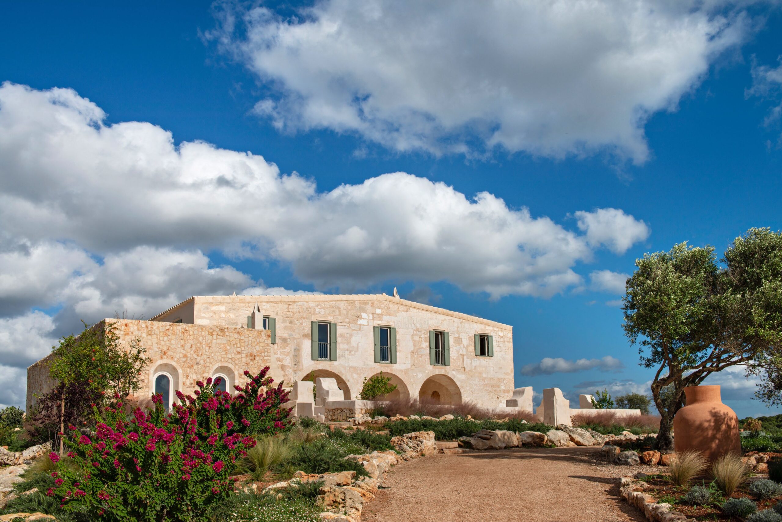 Mediterranean Living: Varied residences immerse readers in the diverse architectural and decorative styles of Southern Europe