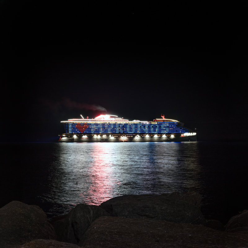 Φως εκ Φωτός: Χίλιες Ημέρες στη Μύκονο / Light From Light: A Thousand Days in Mykonos